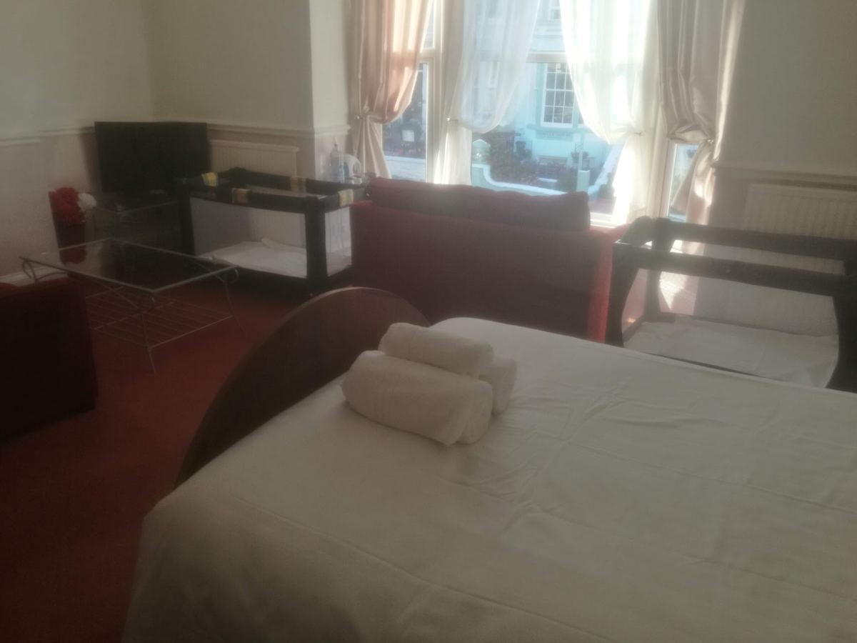 A twin room at No. 6 Quality Guesthouse